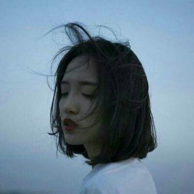 女生头像短发高冷