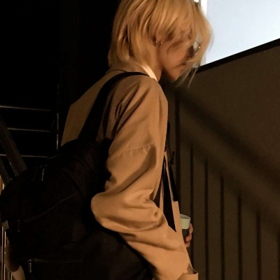 怎么自拍好看不露脸男 09041918239770.jpg
