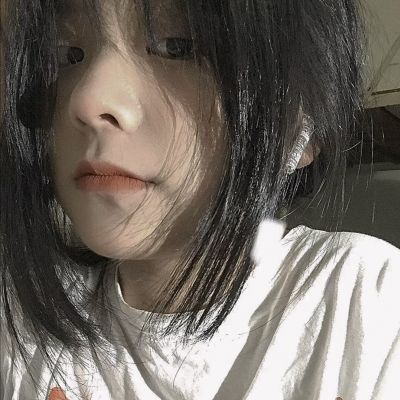 qq悲伤甜美女生头像图片