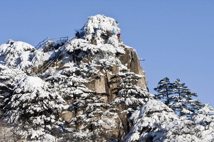 <b>大雪覆盖的黄山唯美壮观自然风景</b>