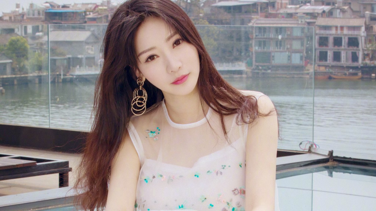 柳岩秀傲人身材图片-美女壁纸-高清美女图片-第7图-娟娟壁纸