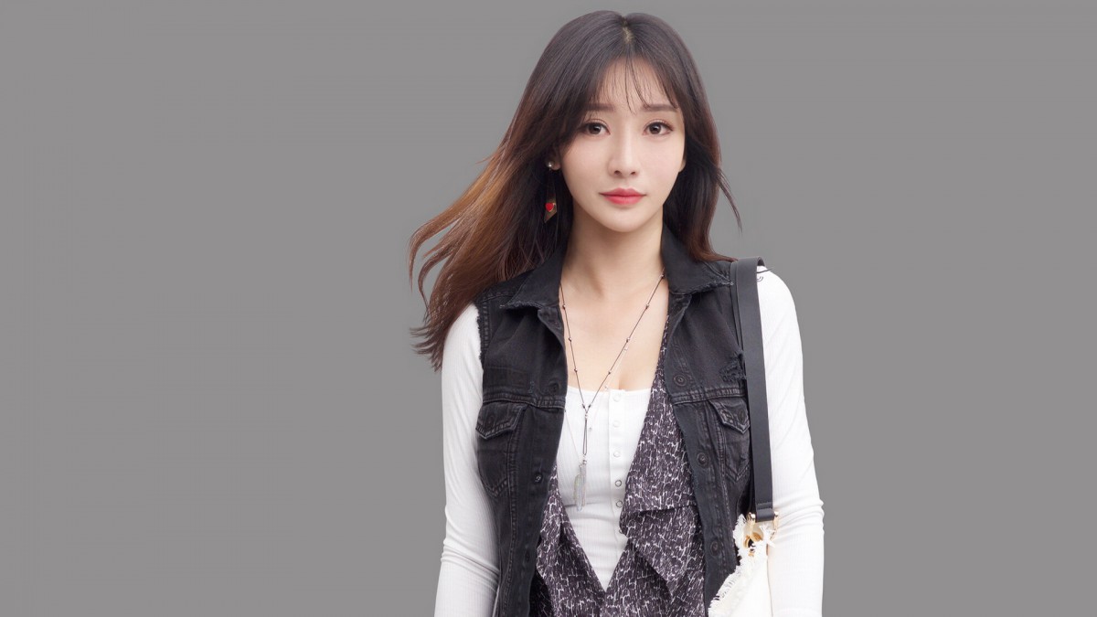 美女柳岩桌面壁纸1010