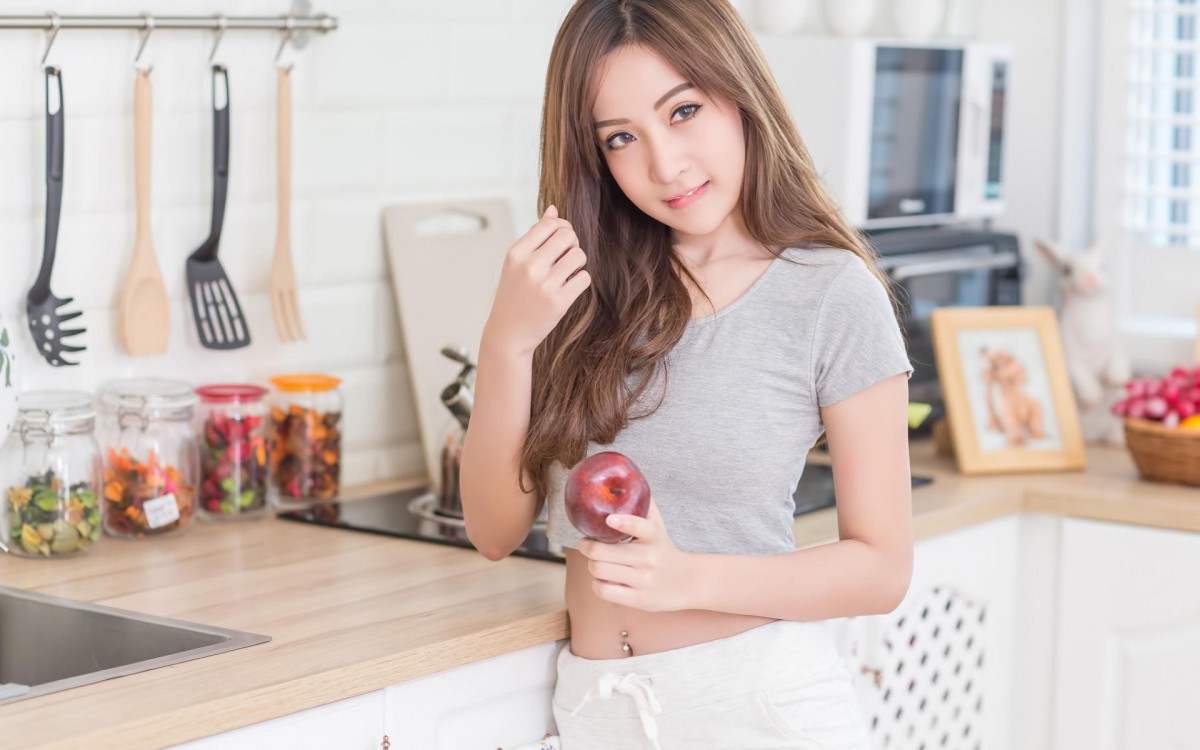 厨房迷人美少妇图片壁纸-美女壁纸-高清美女图片-第7图-娟娟壁纸