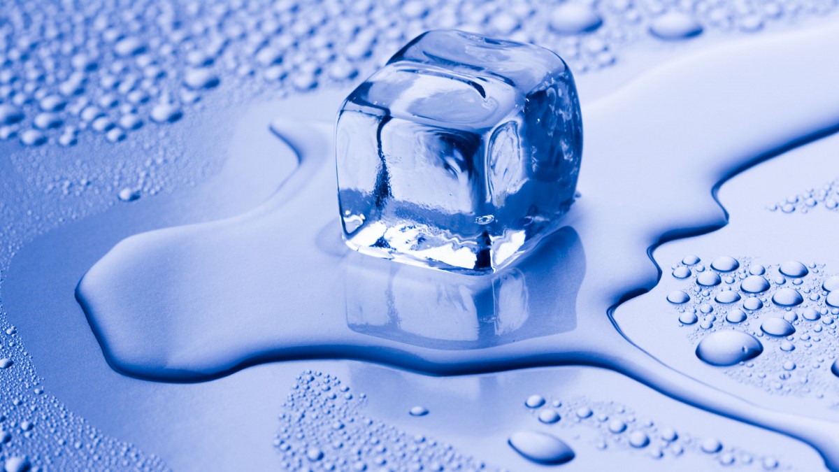 桌面壁纸 炫彩 水的韵律 > 晶莹冰块图片素材显示:√欣赏模式   全屏