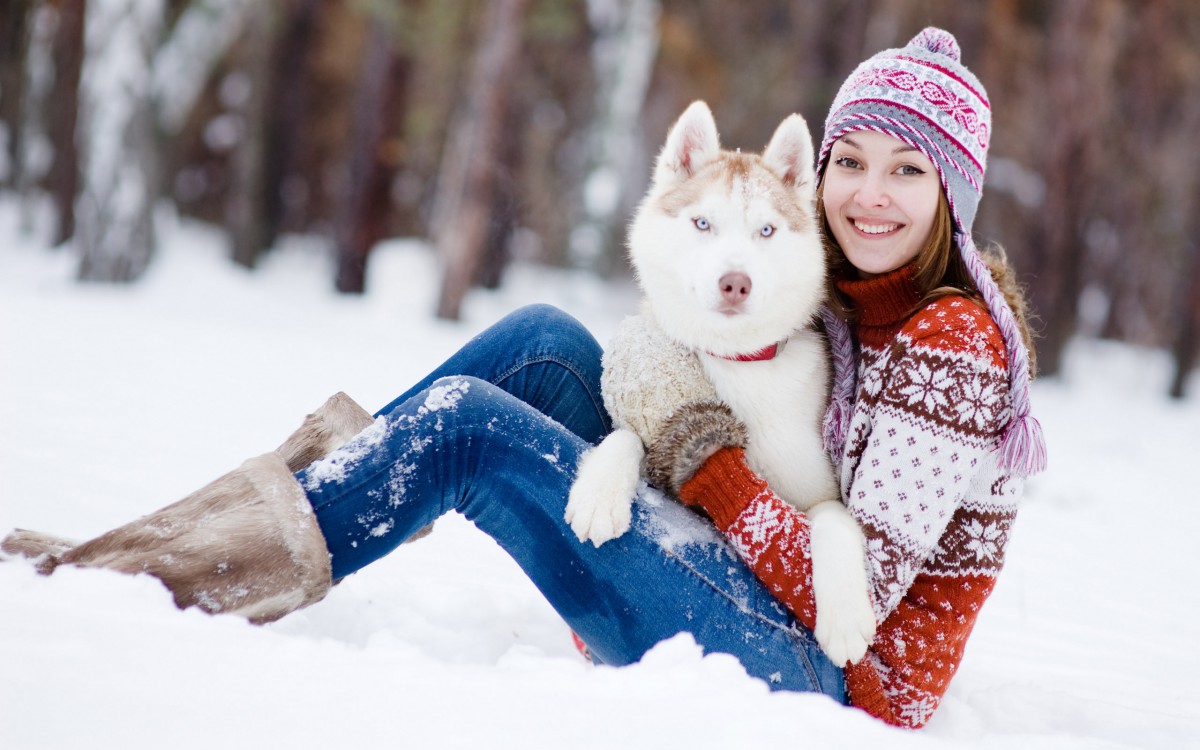 美女女人与狗玩耍图片(1/13)