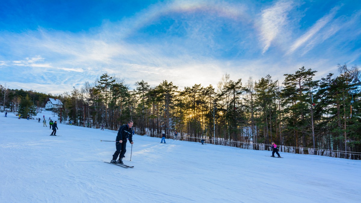 冬季滑雪场滑雪图片