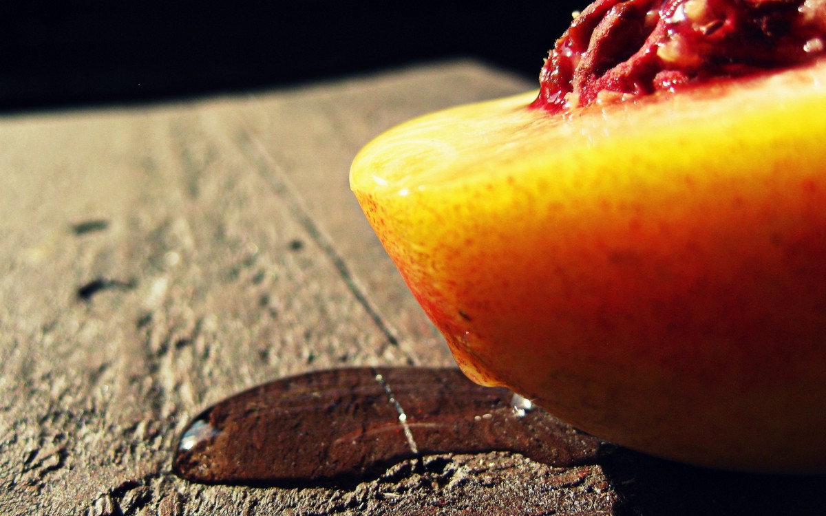 甜蜜多汁的水蜜桃图片-花卉壁纸-高清花卉图片-娟娟壁纸