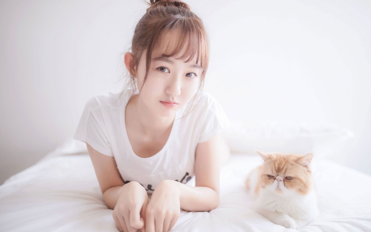 丸子头少女床上图片113