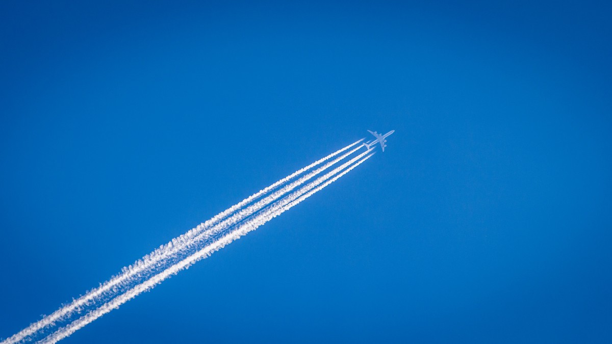 飞机飞行尾迹云图片(6/13)