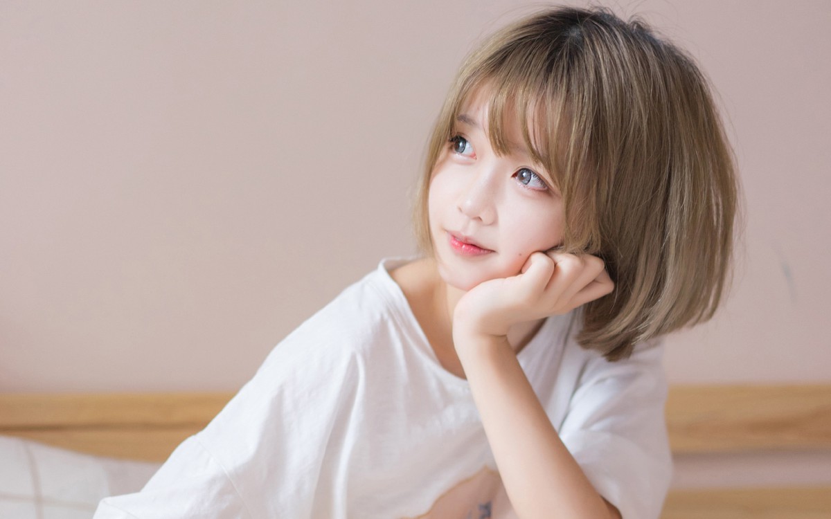 短发清新女生居家生活壁纸-美女壁纸-高清美女图片-第2图-娟娟壁纸