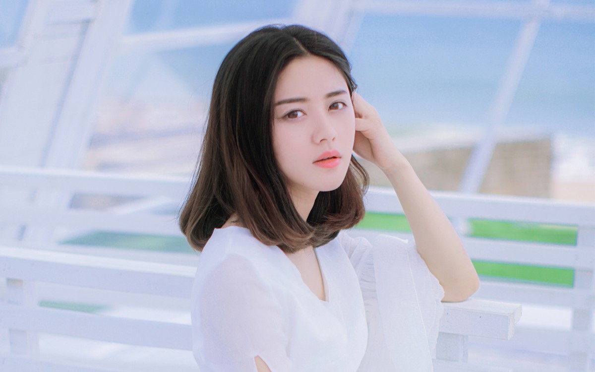 白富美美女户外图片壁纸(9/10)