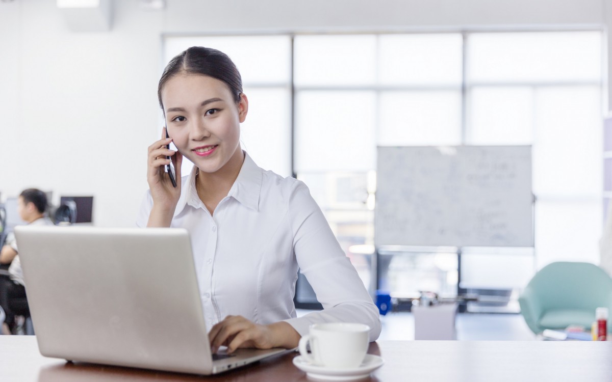 工作中的女白领图片1111