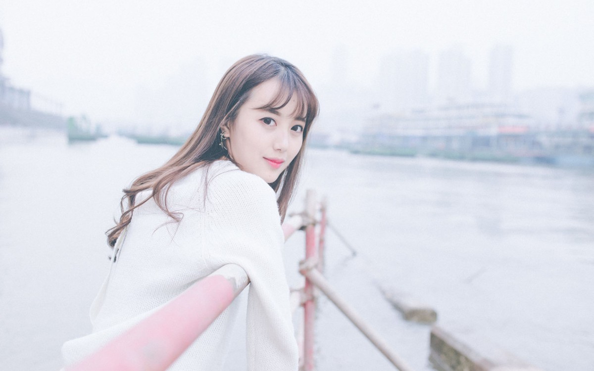 长相甜美美女户外图片88