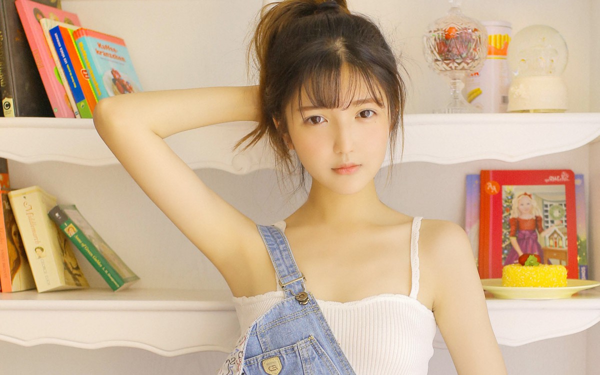 吊带清纯女生图片-美女壁纸-高清美女图片-娟娟壁纸