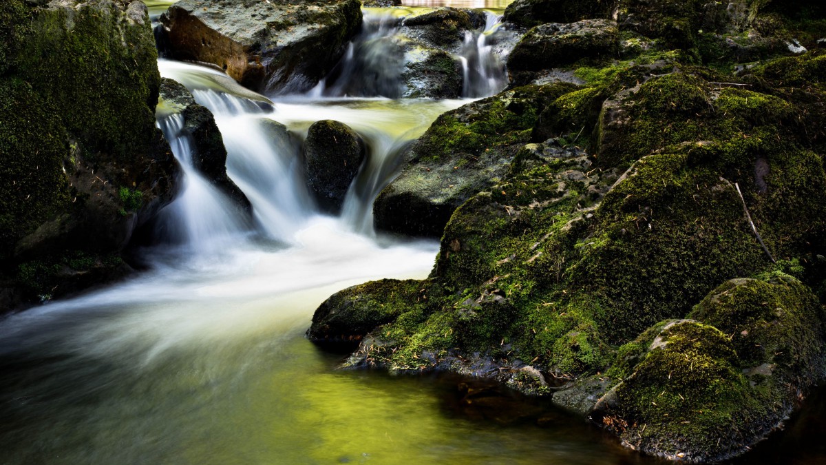 飞流直下的瀑布图片-风景壁纸-高清风景图片-第5图-娟娟壁纸