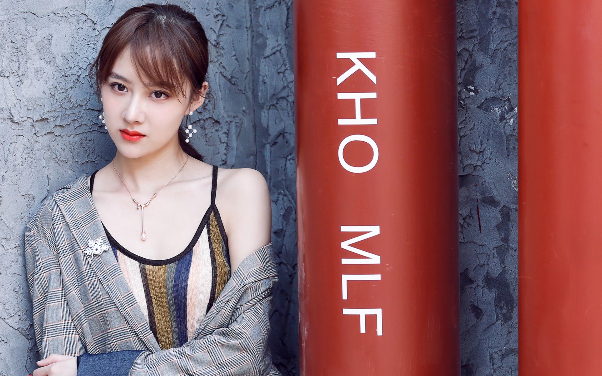 曹曦月性感写真壁纸-美女壁纸-高清美女图片-娟娟壁纸