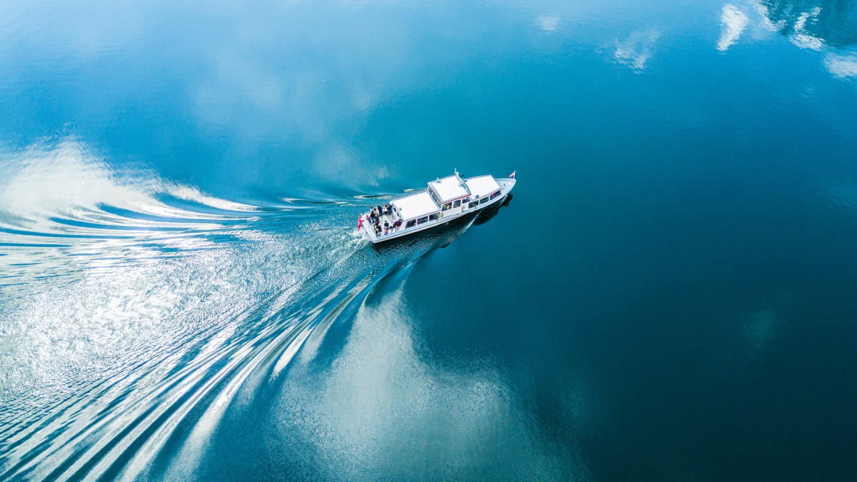 水面上行驶中船只图片(1/10)