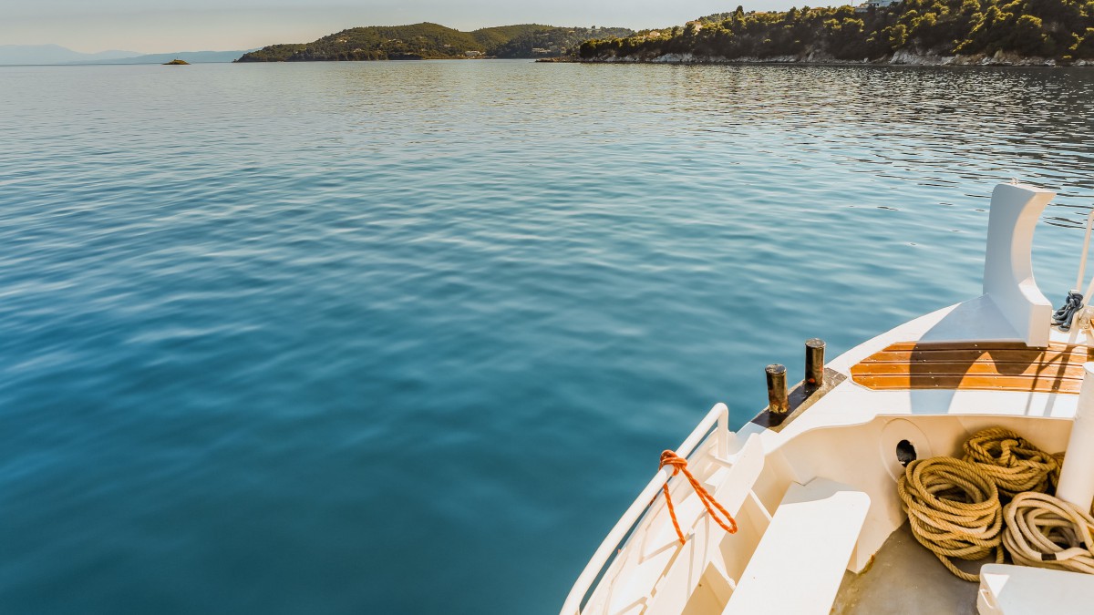 水面上行驶中船只图片-风景壁纸-高清风景图片-第6图-娟娟壁纸