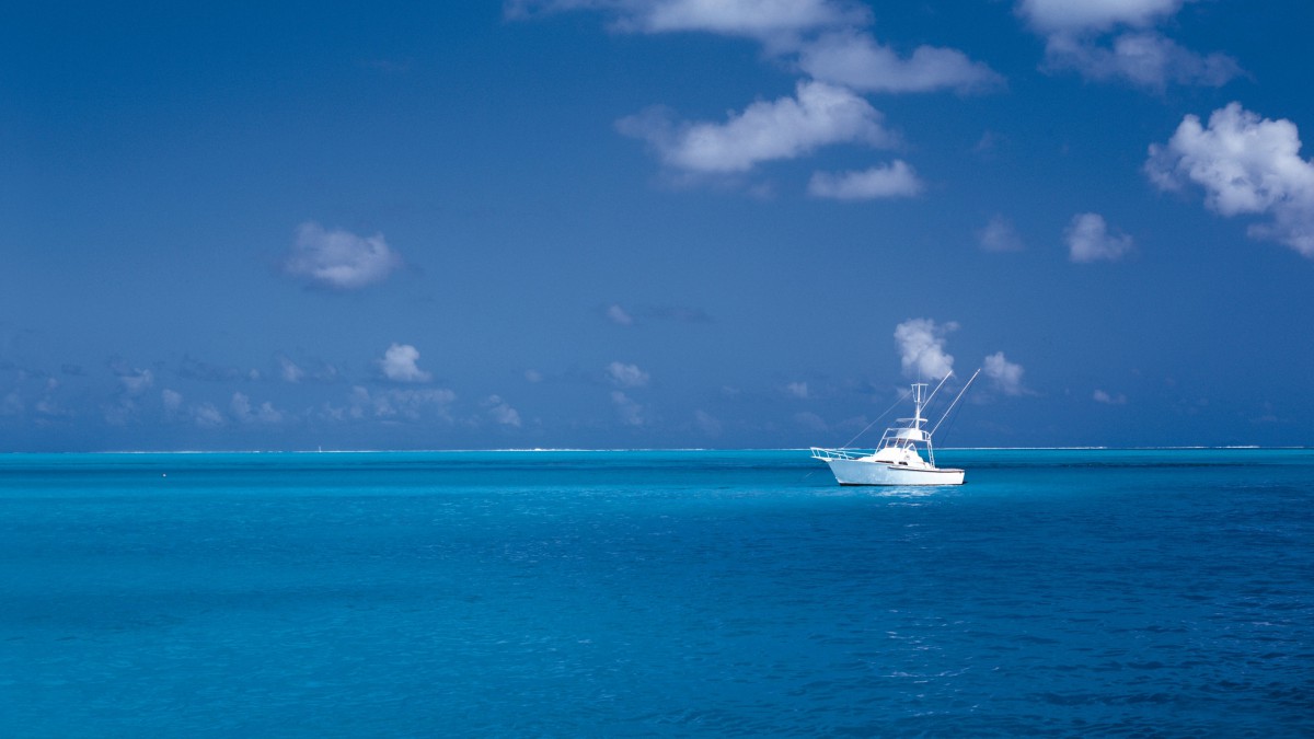 水面上行驶中船只图片710