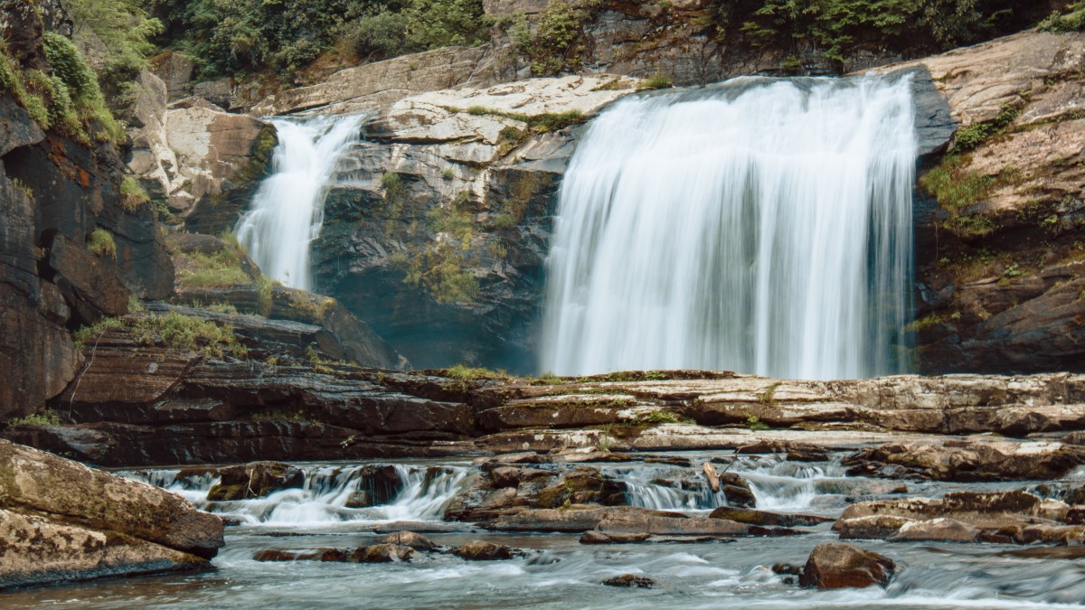森林里的小瀑布溪流图片310