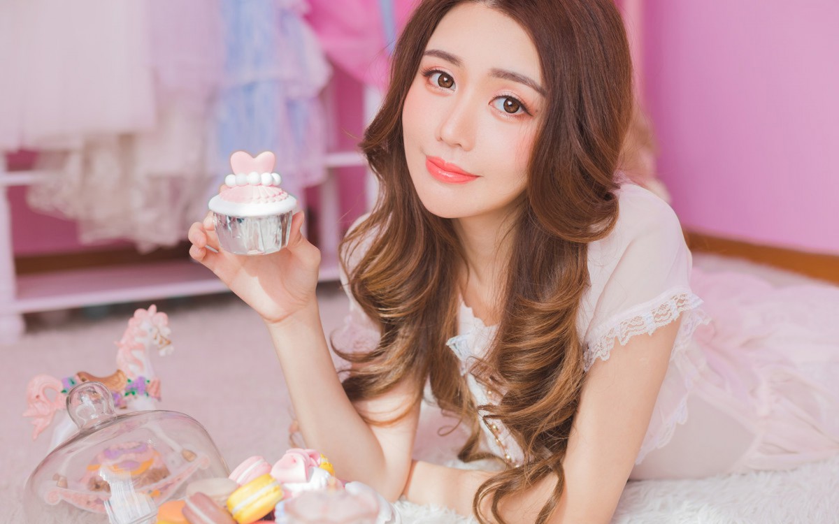 粉色美女人图片壁纸67