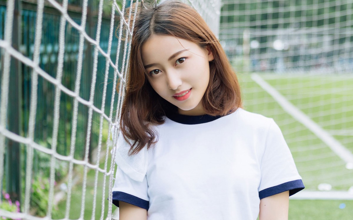 清纯美女校花运行图片壁纸-美女壁纸-高清美女图片-娟娟壁纸