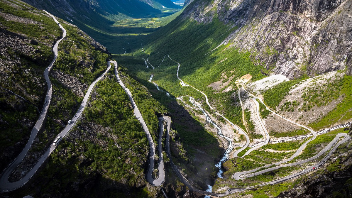 蜿蜒盘旋的公路图片1011