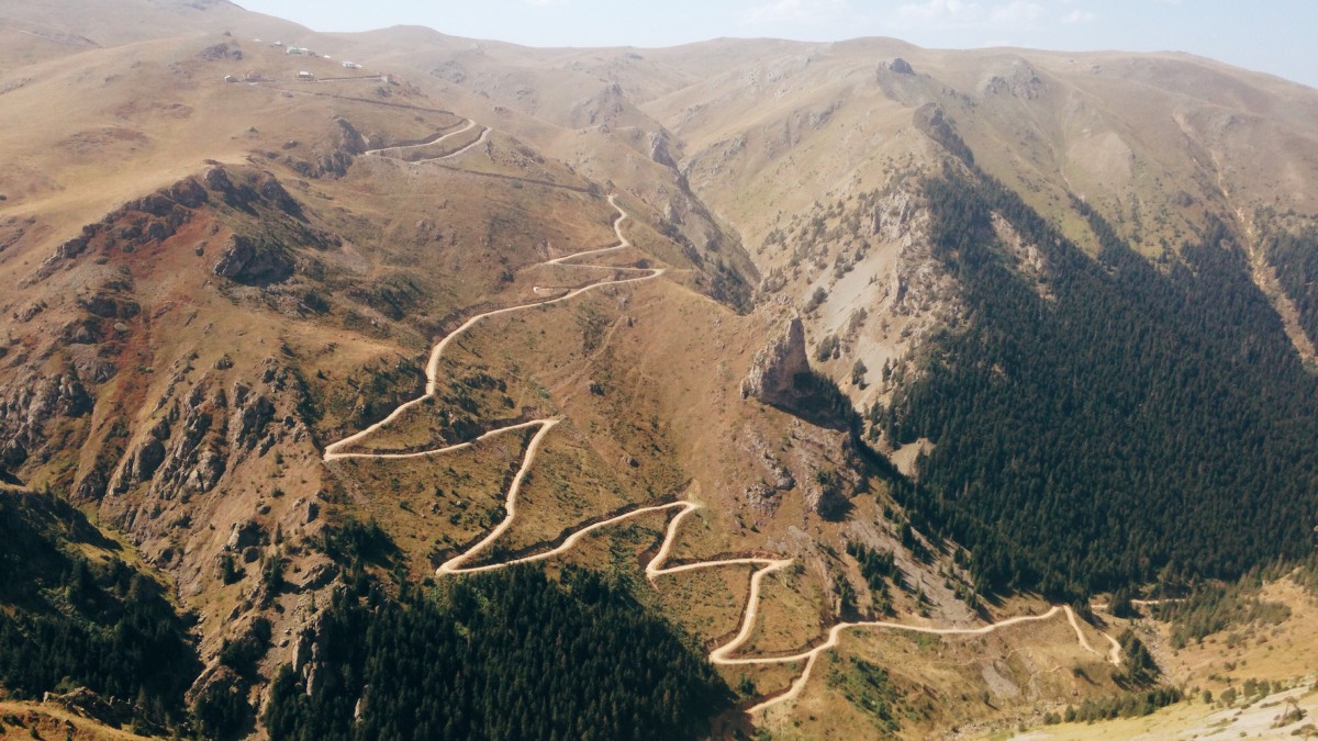 蜿蜒盘旋的公路图片1111