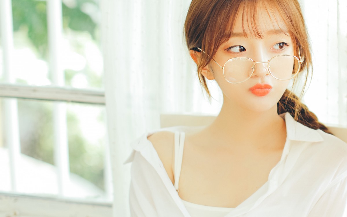 皮肤白皙的迷人小美女图片310