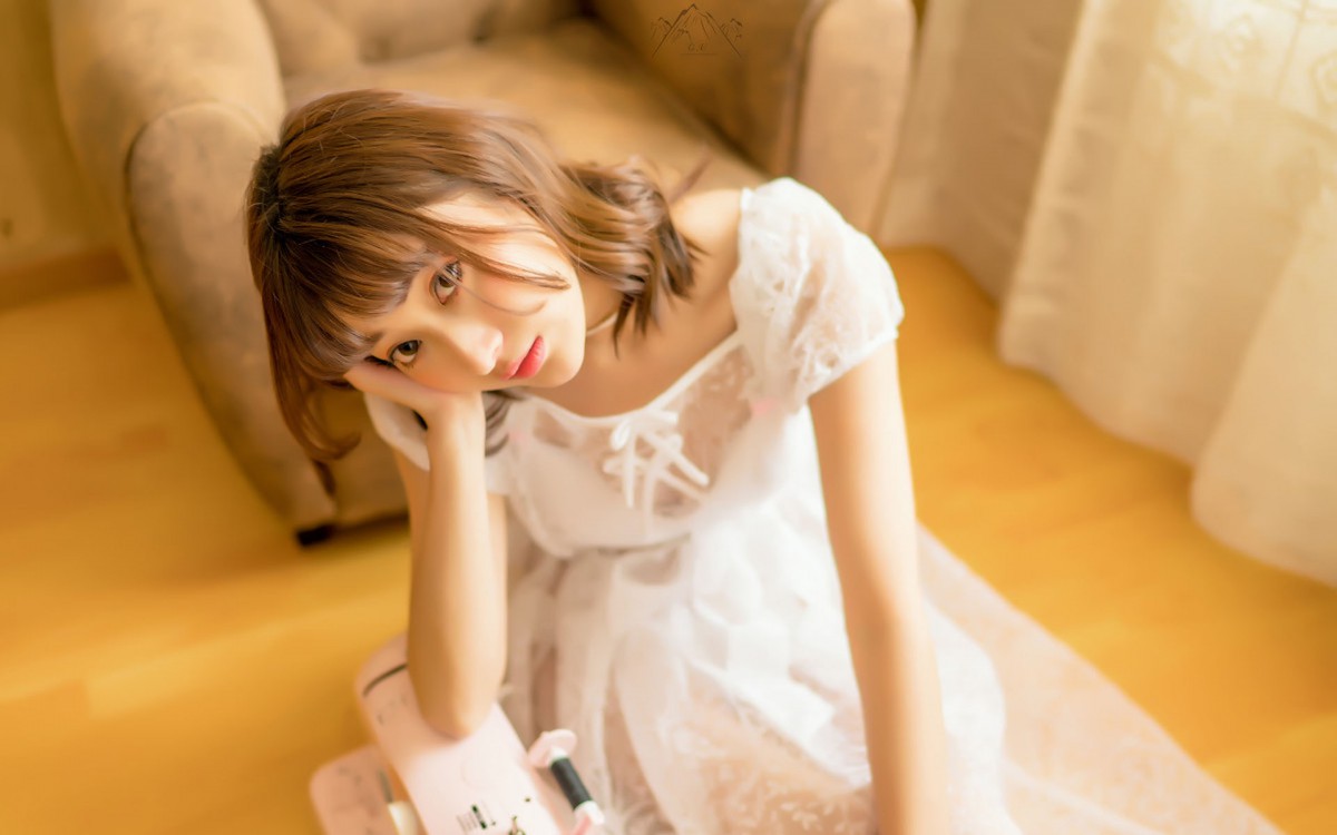 蕾白裙美女图片面壁纸48