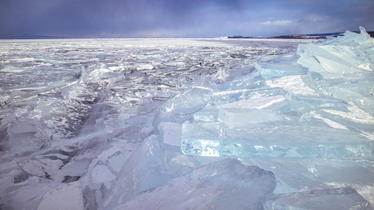 寒冷冰封的湖面图片-风景壁纸-高清风景图片-娟娟壁纸