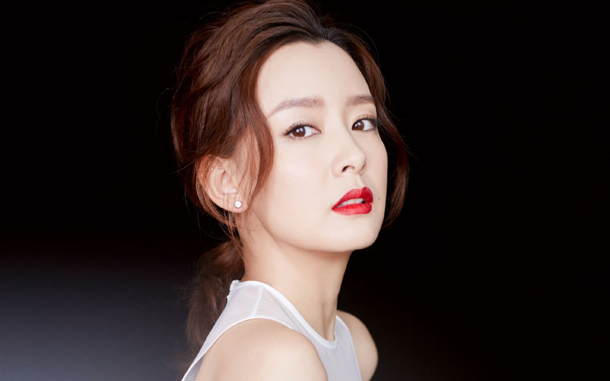 周奇奇红唇图片壁纸56