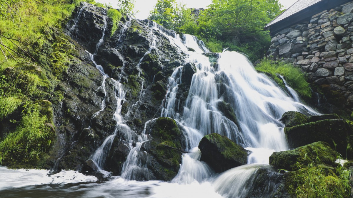 大山深处的瀑布图片-风景壁纸-高清风景图片-第7图-娟娟壁纸