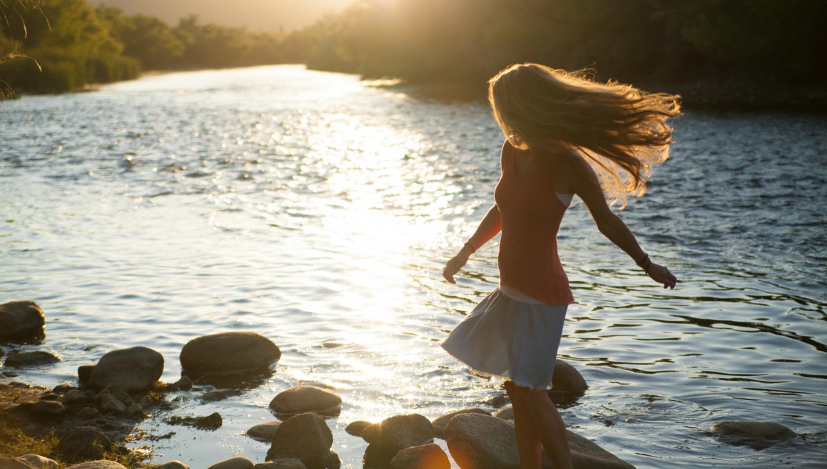 夕阳下的美女身影图片16