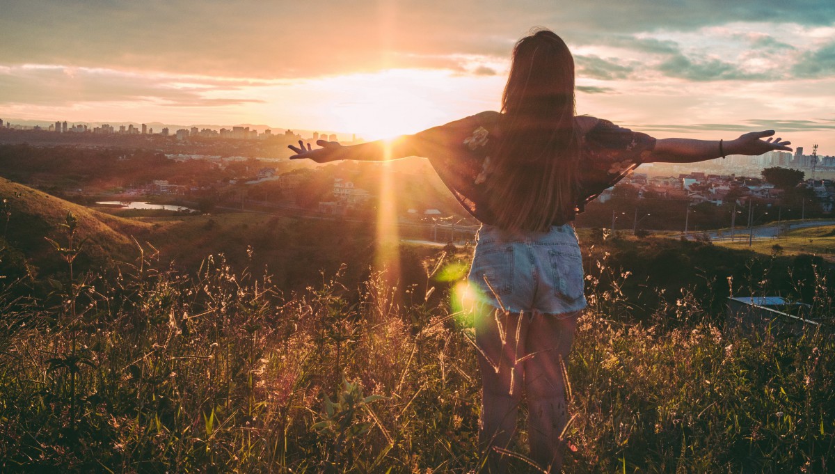 夕阳下的美女身影图片46