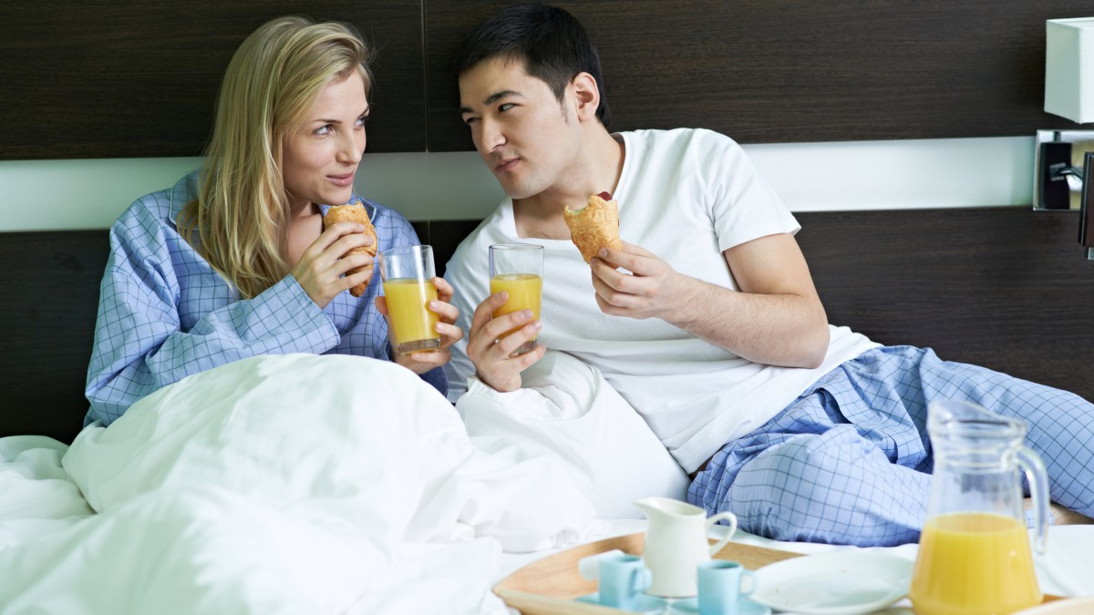 热恋中的情侣共进早餐图片-人物壁纸-高清人物图片-第7图-娟娟壁纸