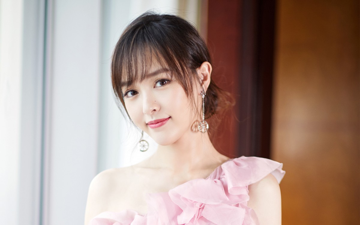 唐嫣性感露肩图片壁纸-美女壁纸-高清美女图片-娟娟壁纸