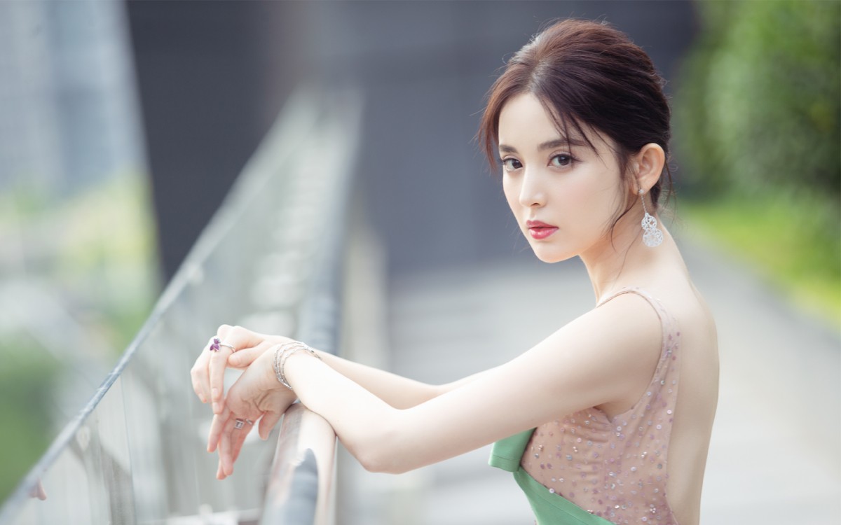 古力娜扎性感露背礼服图片-美女壁纸-高清美女图片-第7图-娟娟壁纸