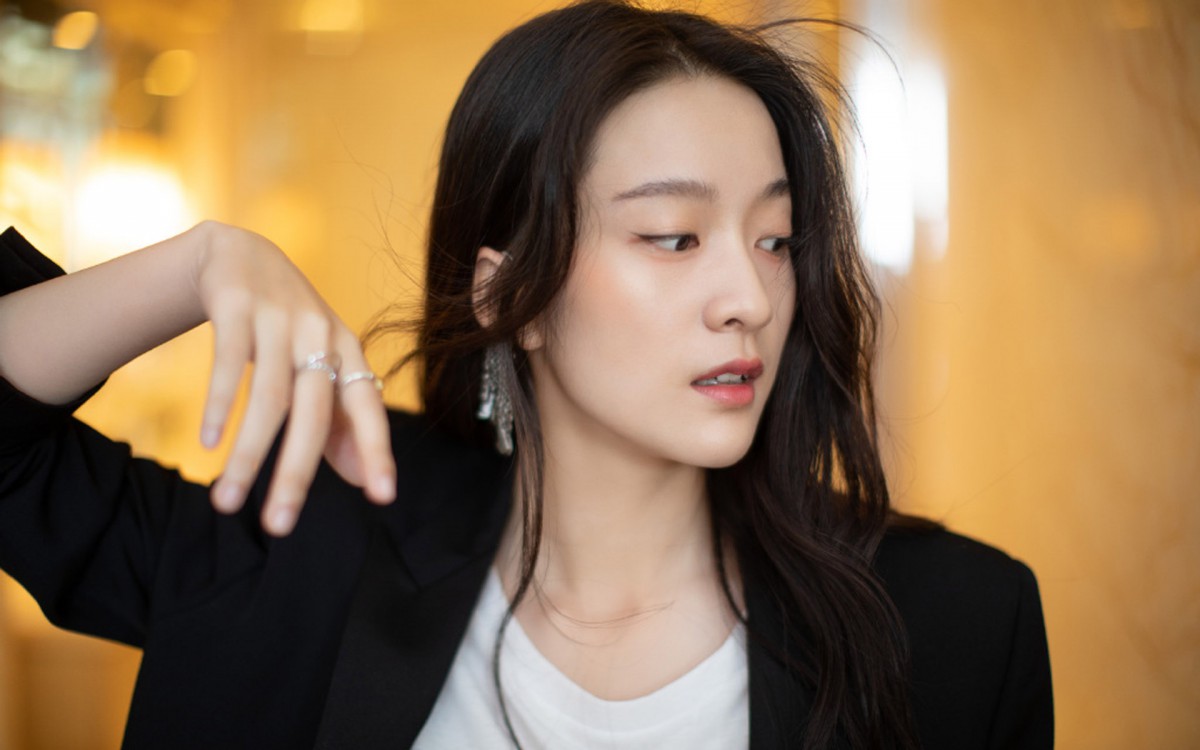 张雪迎西装写真图片壁纸