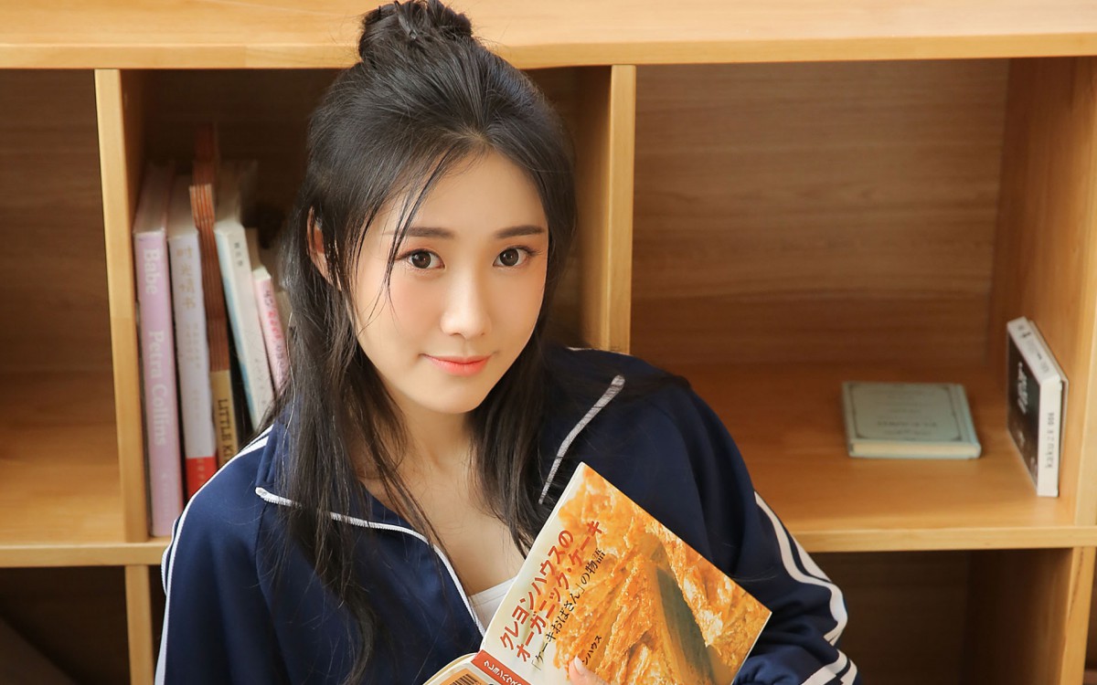 养眼性感运动服美女图片-美女壁纸-高清美女图片-第2图-娟娟壁纸
