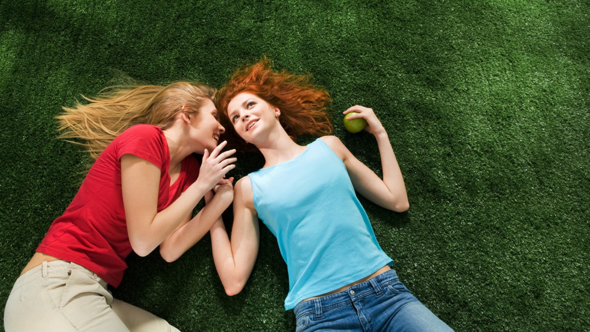 躺在草地上的青年男女图片