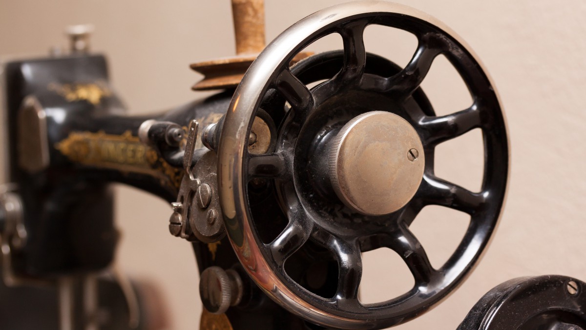 桌面壁纸 静物 时光记忆 > 老式古董缝纫机图片壁纸分辨率:(3840x2160