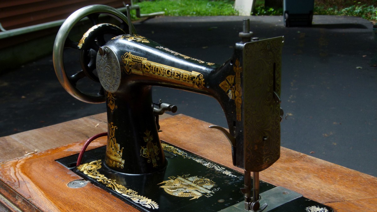 老式古董缝纫机图片-静物壁纸-高清静物图片-第2图-娟娟壁纸