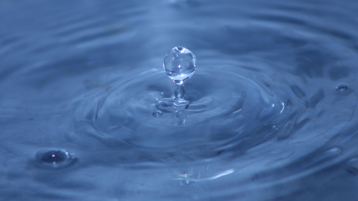 水滴入水中起的涟漪图片 炫彩壁纸 高清炫彩图片 娟娟壁纸