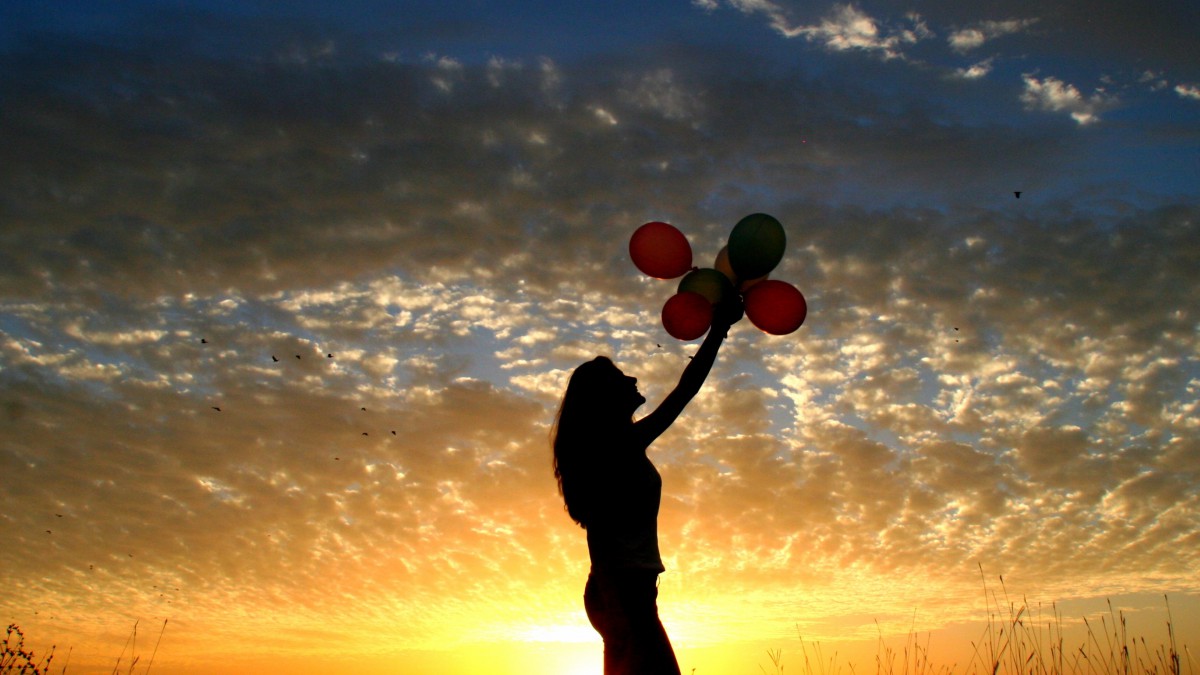 夕阳下的人物剪影图片(2/7)