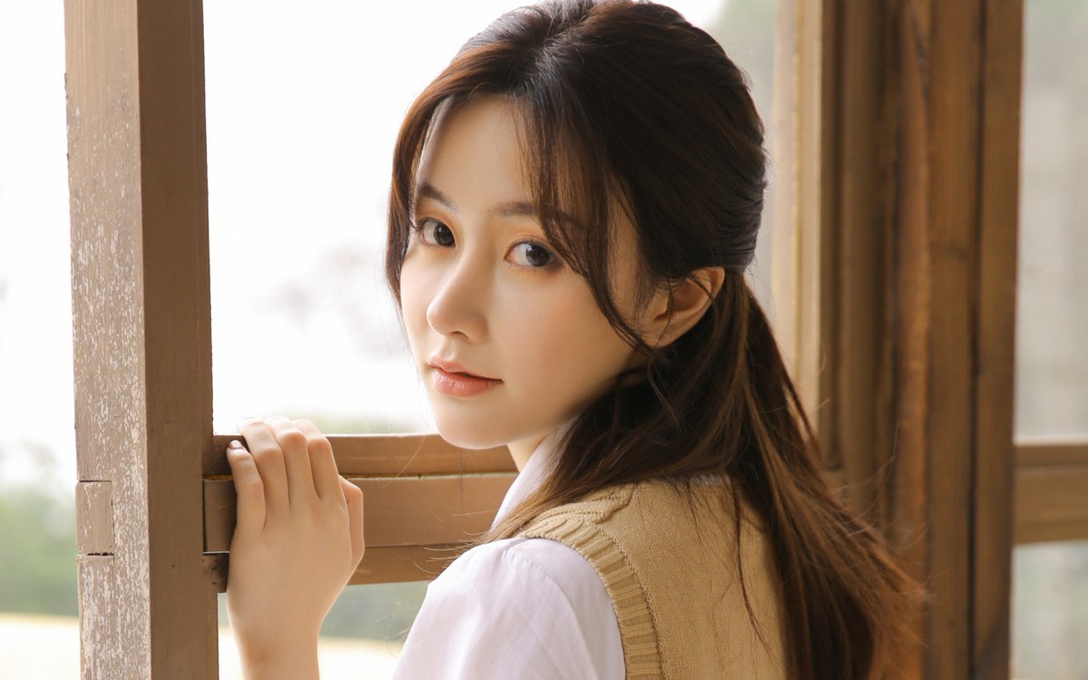 乖巧文静的美女图片壁纸59