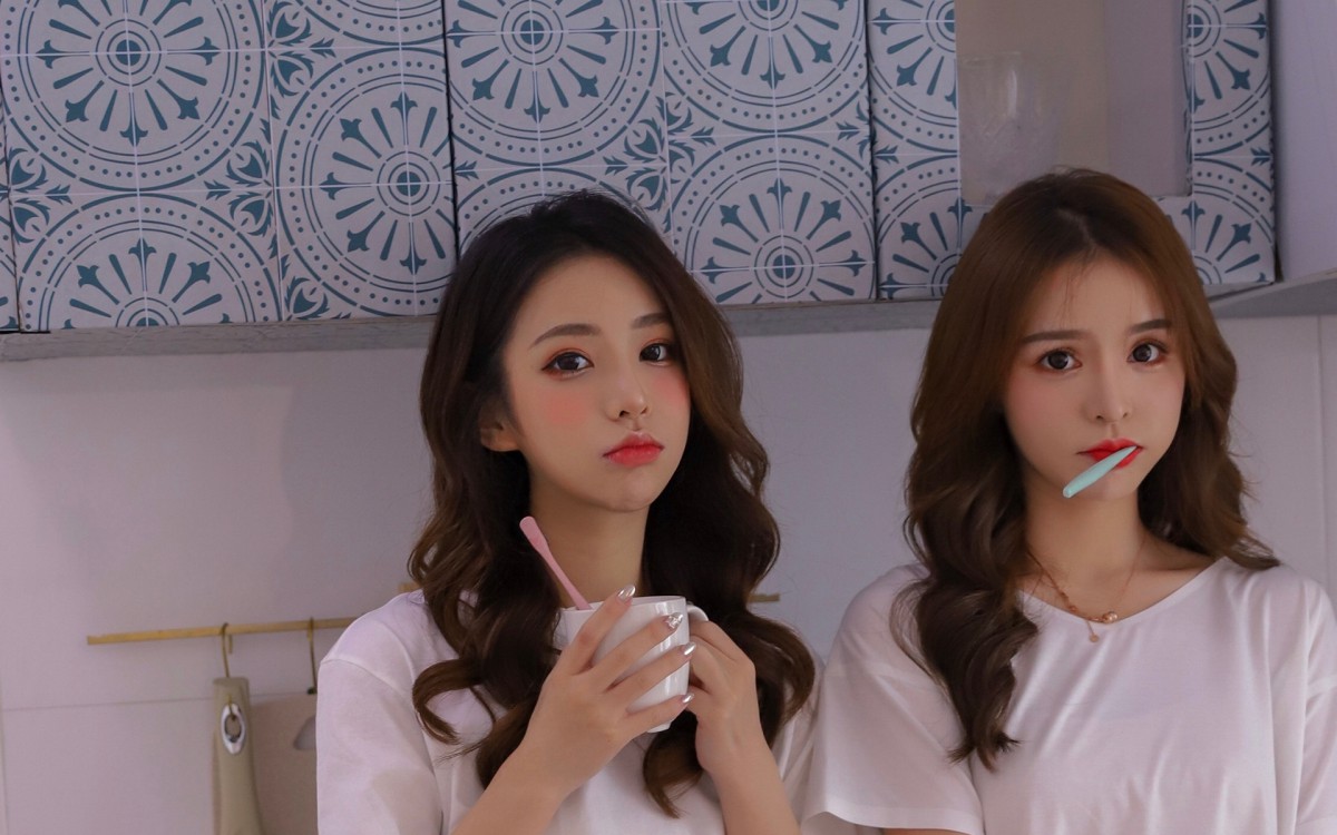 双胞胎美女姐妹花图片-美女壁纸-高清美女图片-第3图-娟娟壁纸