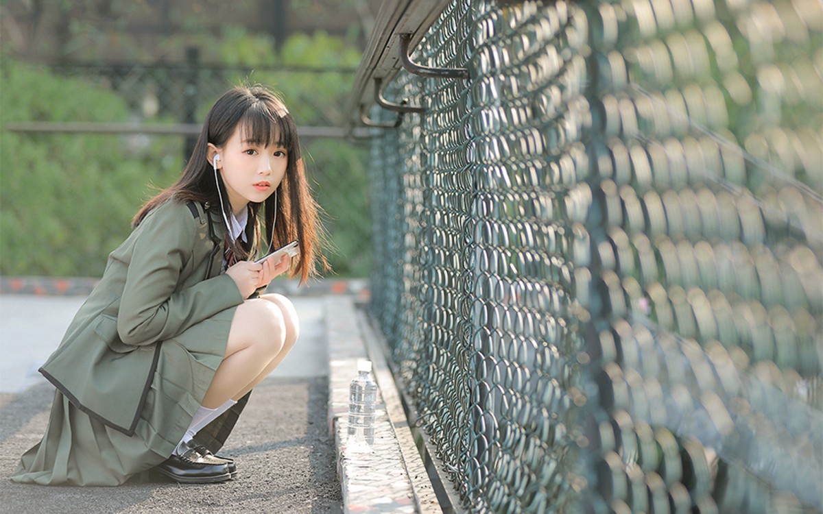 校园未成年少女图片-美女壁纸-高清美女图片-第4图-娟娟壁纸