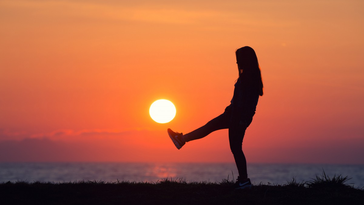 夕阳下的人物剪影素材图片(4/11)