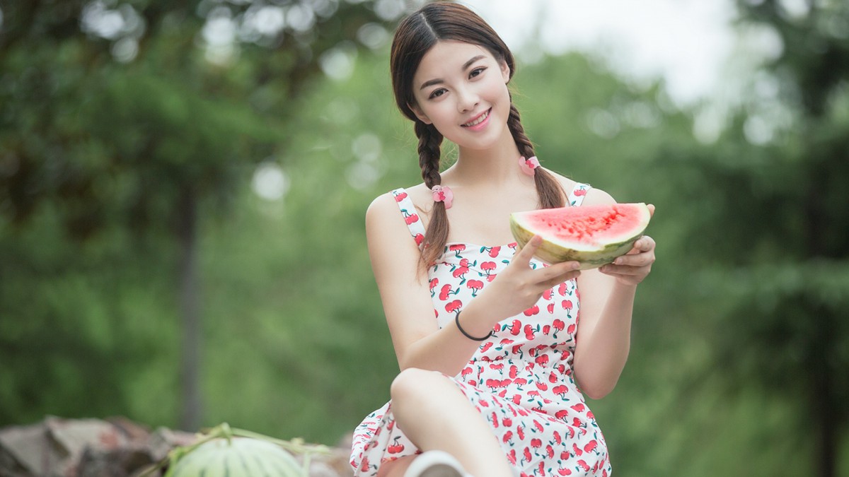 夏天美女吃西瓜图片-美女壁纸-高清美女图片-第2图-娟娟壁纸